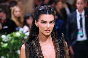 Τα velvet nails είναι μια ιδιαίτερη (και πολύ κομψή) επιλογή για το μανικιούρ των γιορτών - εικόνα 1