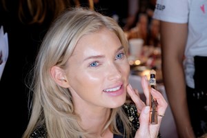 Διάφανες βλεφαρίδες | Η "αόρατη" mascara που θα αναδείξει το βλέμμα σου - εικόνα 2