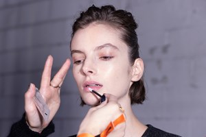 Lip Balm Craze | Η beauty τάση από τα 90s που έχει γίνει η αγαπημένη της Gen Z - εικόνα 1