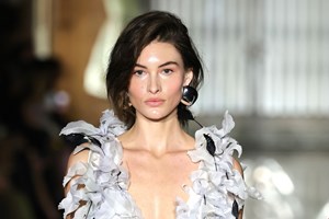 5 πολυχρηστικά προϊόντα για εύκολο και γρήγορο μακιγιάζ που έχουν αντικαταστήσει το μισό μας νεσεσέρ - εικόνα 2