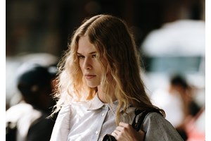 Selena Gomez | Tο λιτό αλλά εκλεπτυσμένο μανικιούρ της ταίριαξε ιδανικά με το λαμπερό μονόπετρο - εικόνα 1