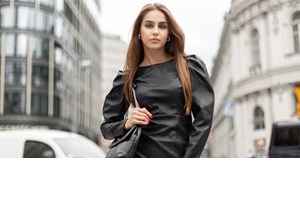 Halloween chic | 10 σέξι μαύρα φορέματα για σένα που δεν θες να ντυθείς κάτι τρομακτικό - εικόνα 1