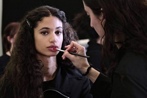 5 οικονομικές μάσκαρα που χαρίζουν βλεφαρίδες σαν ψεύτικες, με ένα μόνο πέρασμα - εικόνα 2