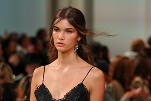 Chanel-ify your hair | Όταν η κομψότητα και η πολυτέλεια σε ένα look ξεκινούν από τα μαλλιά - εικόνα 2