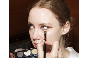 Aubergine glow | To hot χρώμα σκιάς που κάνει τα καστανά μάτια να λάμπουν - εικόνα 2