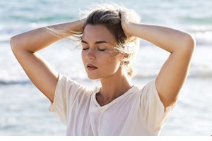 Tα καλύτερα self-tan drops για sunkissed επιδερμίδα τις πρώτες μέρες της άνοιξης - εικόνα 1