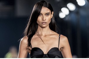 Το ωραιότερο άρωμα για τα μαλλιά μυρίζει γιασεμί και ροζ ζάχαρη | Θα το βρεις στη Zara - εικόνα 1