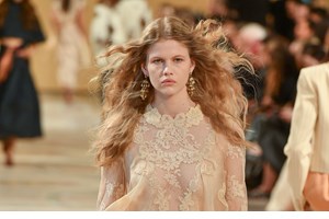 Εσύ γνωρίζεις κάθε πότε (και πώς) πρέπει να καθαρίζεις τη βούρτσα των μαλλιών σου; - εικόνα 1