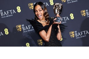 BAFTA 2025 | Οι διάσημες που έλαμψαν στο κόκκινο χαλί χάρη στα beauty looks τους - εικόνα 1