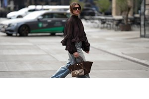 Ο βελούδινος κορσές από τη Zara που θα φορέσεις με το αγαπημένο σου τζιν τις γιορτές - εικόνα 1