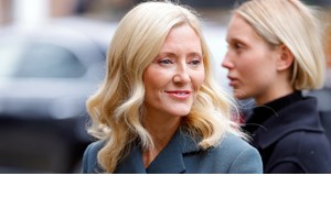 Η Σία Κοσιώνη με τα sneakers που έχουμε όλες στη συλλογή μας - εικόνα 1