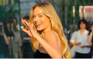 Plum Drop Nails | Το festive μανικιούρ που λατρεύουν οι πιο κομψές γυναίκες τώρα - εικόνα 1