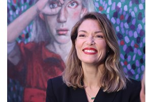 Το αγαπημένο lip gloss της Βίκυς Καγιά είναι αυτό που αγοράζουμε όλες ξανά και ξανά - εικόνα 1