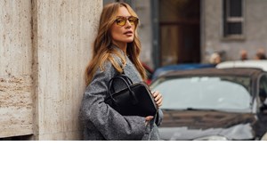 Το wine red παλτό από τη Mango που θα κάνει upgrade στο στιλ σου - εικόνα 1