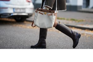 Το βελούδινο μαύρο φόρεμα από τη Massimo Dutti που θα βάλεις στον χριστουγεννιάτικο γάμο - εικόνα 1