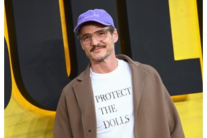 Performative Male | Τι είναι και πώς ντύνεται το νέο αρχέτυπο άνδρα της Gen Z; - εικόνα 1