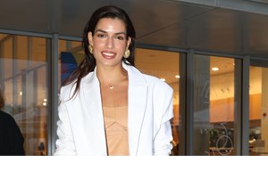 Η Βίκυ Καγιά με την μπλε σκιά που κάνει τα καστανά μάτια να λάμπουν - εικόνα 2