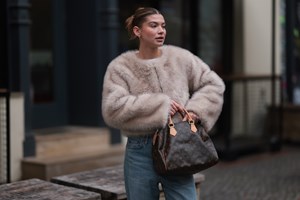 Winter Blush Mani | Το πιο ονειρικό μανικιούρ του χειμώνα το είδαμε στη Selena Gomez - εικόνα 2