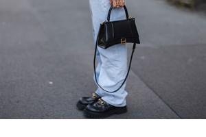 Είσαι petite; Αυτό το δερμάτινο παντελόνι από τη Marks&Spencer είναι ιδανικό για σένα - εικόνα 1