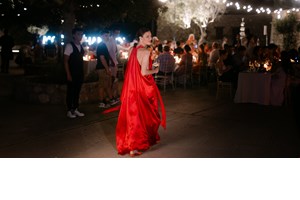 Η Δανάη Παππά με το φόρεμα που έχουμε όλες στη ντουλάπα μας - εικόνα 1