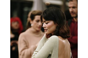 Η μπλε σκιά ματιών είναι το hot makeup trend του χειμώνα | Πώς θα τη φορέσεις για να δείξει σύγχρονη - εικόνα 2