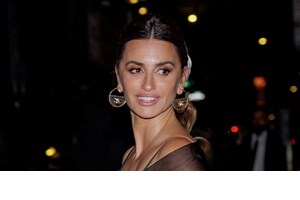 8 αγαπημένα μπορντό κραγιόν για την πιο glam εμφάνιση στις γιορτές - εικόνα 3