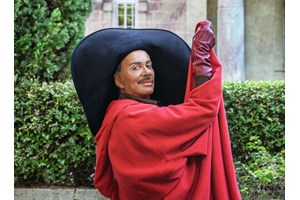 Έλλη Στάη | Με ιδιαίτερο πανωφόρι στο κέντρο της Αθήνας - εικόνα 3