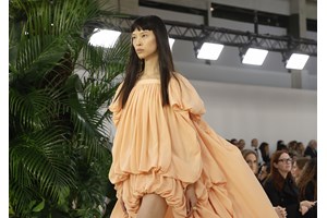 Halter Dresses | Το πιο θηλυκό κόψιμο επιστρέφει δυναμικά - εικόνα 1