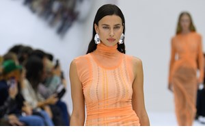 5 λάθη που κάνεις με τα μαλλιά σου και προσθέτεις χρόνια στην εικόνα σου - εικόνα 1