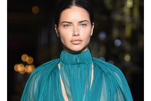 5 λιπ γκλος που θα κάνουν τα χείλη σου να λάμψουν - εικόνα 1