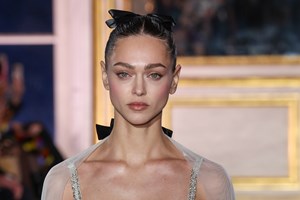 5 λιπ γκλος που θα κάνουν τα χείλη σου να λάμψουν - εικόνα 2