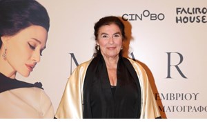 To red carpet - inspired χτένισμα της Αντιγόνης Κουλουκάκου είναι ακριβώς η έμπνευση που χρειαζόμασταν για τις γιορτές - εικόνα 1