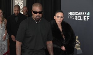 Grammy 2026 | Είμαστε όλοι φεμινιστές, μέχρι μία γυναίκα να αποκαλύψει το στήθος της - εικόνα 2