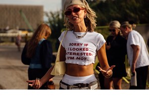 Γιατί το μπλουζάκι με τύπωμα γίνεται ξανά τάση; - εικόνα 5